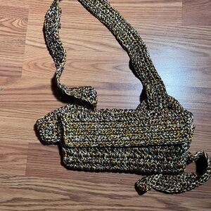 Elegant Woven Crossbody Bag in Black and Gold